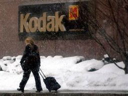 Zbog katastrofalnog poslovnog rezultata u posljednjem kvartalu prošle godine, kompanija Eastman Kodak odlučila je otpustiti 12 do 15 tisuća radnika za čije će otpremnine morati izdvojiti oko 1,7 milijardi dolara do 2006.