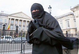 Ako neka od 2000 žena koje u Francuskoj
nose burku bude takva
zatečena na javnom
mjestu, prema novom
zakonu bit će kažnjena
globom od 150 eura