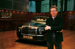 BOGATSTVO I GLAMUR U BEČKOM DVORCU Gerhard Krispl, direktor sajma 'Luxury, please' ispred Rolls Roycea vrijednog 450.000 eura izložena u bečkom dvorcu Hofburg