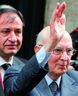 Dosadašnji doživotni senator Giorgio Napolitano izabran je u srijedu 10. svibnja u četvrtom krugu glasovanja za 11. predsjednika Italije