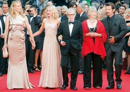 NA CRVENOM TEPIHU festivala u Cannesu s glumcima iz filma Lucy Punch,
Naomi Watts, Gemmom
Jones i Joshom Brolinom
