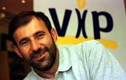 <b>Boris Nemšić</b>
  rođen je 1957. u Sarajevu gdje je diplomirao na Elektrotehničkom fakultetu. Radio je kao stručnjak za komunikacije na RTV Sarajevo, a od 1983. predavao na Elektrotehničkom fakultetu. U Beču je od 1985. pohađao post