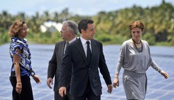 CHANTAL JOUANNO (desno), ministrica
zaštite okoliša za koju
je francuski mladi
novinar izmislio da je
u vezi sa Sarkozyjem