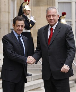 Na nedavno održanom sastanku u Parizu, francuski premijer Nicolas Sarkozy obećao je podršku hrvatskom premijeru Ivi Sanaderu čim Hrvatska pristane na medijaciju EU pod
vodstvom Marttija Ahtisaarija