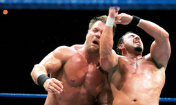 Chris Benoit, jedan od glavnih zvijezda wrestlinga, s borcem Chavom Guerrerom tijekom borbe u Madridu krajem 2006.; policija ga je pronašla u podrumu njegove kuće obješenog za vrat lancima za dizanje utega; u kući su pronašli i mrtvu suprugu Nancy koja je ugušena žicom i sedmogodišnjeg sina Danijela koji je ugušen hrvačkim zahvatom; pokraj njih su bile ostavljene Biblije