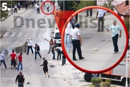 Knezović predaje pištolj policajcu; Foto: Dnevni list
