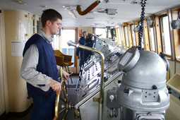ZAPOVIJEDNI MOST 'Andrije Mohorovičića'; brodom upravljaju isključivo časnici i dočasnici
