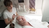 MLADOLIK IZGLED
Veljko Marton, vlasnik
parfumerija Martimex, na
tretmanu revitalizirajuće
njege, učvršćivanja i
podizanja tonusa lica te
opuštajućoj masaži u svom kozmetičkom salonu u zagrebačkoj Vlaškoj ulici