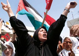 PALESTINKE PROSVJEDUJU protiv
izraelske politike ističući palestinsku zastavu