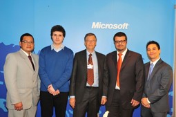 Gerardo Francisco Perez Layedra iz Ekvadora, Dominik Tomičević iz Hrvatske, Mohammad Azzam iz Jordana i Jason Wakizaka iz SAD-a s Billom Gatesom
