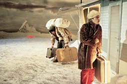 Usamljeni Flamanci
Predstava 'Ulica
Vanderbranden 32'
flamanske trupe
Peeping Tom govori o
usamljenosti ljudi koji
žive u pustopoljini s
dvije montažne kućice