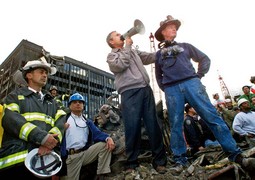 Predsjednik SAD-a George Bush tri dana poslije napada na ruševinama u New Yorku