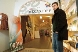 DRAGO GLAMUZINA,
glavni urednik
izdavačke kuće Profil, autorska prava za svoj prvi roman 'Tri' prodao
je redatelju Dariju
Juričanu, koji je ujedno i koscenarist
tog filma