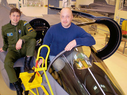 NACIONALOV novinar u kokpitu švedskoga Gripena s pilotom Robertom Krznarićem