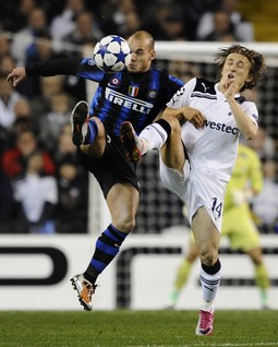 Luka Modrić u dvoboju s Wesleyjem Senijderom (foto: Reuters)