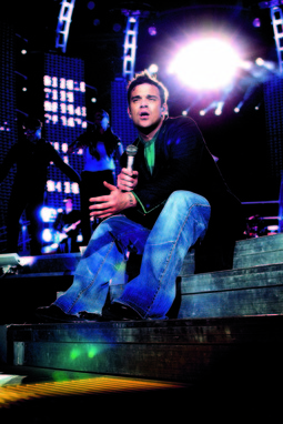 Svojim je hitovima i šalama Robbie Williams zabavljao 55 tisuća euforičnih obožavatelja na budimpeštanskom stadionu Pukas Ferenc (Klikni i povećaj!)