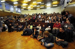 "OPASNA SEDMICA" Studenti Filozofskog fakulteta u Zagrebu
okupljaju se svaku večer u 20 sati na plenumima u
najvećoj predavaonici