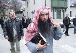 Glavni zagovornik nametljivog, ekstremnog i isključivog tumačenja islama u BiH, školovan u Saudijskoj Arabiji, predvodio je u Sarajevu nasrtaj na Carevu džamiju
