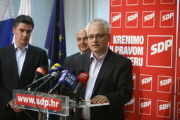 IVO JOSIPOVIĆ
i Zoran Milanović
na udaru su kritika u
stranci zbog navodnog
odstupanja od
socijaldemokratskih
vrijednosti koje je, po
mišljenju kritičara,
bolje artikulirao Ljubo Jurčić