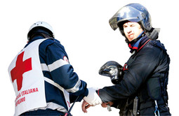 HITNA POMOĆ pomaže ozlijeđenom policajcu nakon sukoba s navijačima Atalante