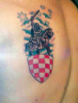 Bogut na leđima ima istetoviran hrvatski grb te svoje i djedove inicijale A. M. B.