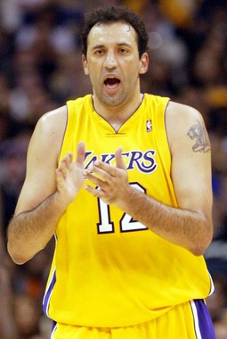 većinu svoje karijere   
Divac je proveo u NBA, u klubovima poput LA Lakersa 