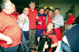 Dragan Kovačević s Linom Červarom i Matom Crkvencom slavi osvojeno Svjetsko prvenstvo u rukometu 2003. Kovačević je tada bio šef rukometnog poola
