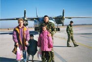 Emir Šišić sa suprugom i djecom na aerodromu Batajnica kraj Beograda; uhićen je 2001. u Mađarskoj gdje je kupovao lijekove jer je obolio od karcinoma