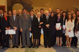 Premijerka Kosor i predsjednik Josipović s dobitnicima Top stipendija (Foto: M. Cvek)