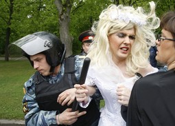 Prizor iz Moskve 2009., povodom prosvjeda aktivista za prava gayeva