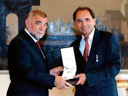 SA STIPOM
MESIĆEM koji mu
je 2006. dodijelio
nagradu Red Danice
s likom Nikole
Tesle za zasluge u
izumiteljstvu
