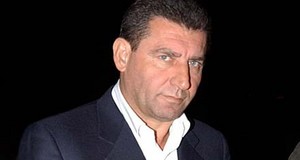 UHIĆENJE NA KANARIMA Nakon višegodišnjeg bijega Gotovina je uhićen na Kanarskim otocima 7. prosinca 2005. Bio je u društvu Hrvata Joze Grgića, a uz sebe je imao lažnu putovnicu na ime Kristijan Horvat
