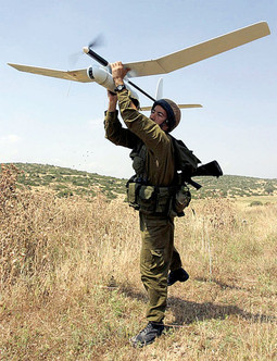 LANSIRANJE Bespilotna letjelica Skylark lansira se iz ruku vojnika a koristi se za izviđanje bojnog polja