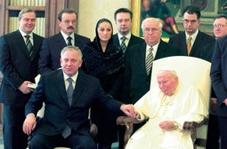 RATKO MAČEK (prvi slijeva) i Miroslav Kovačić (četvrti slijeva) bili su među najbližim Sanaderovim suradnicima prilikom premijerova posjeta Vatikanu i audijencije kod pape Ivana Pavla II.