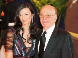 MOĆNA SIMBIOZA
Rupert Murdoch (na slici s trećom suprugom Wendi
Deng) suradnju s Jobsom shvatio je kao jasan otpor
internetskim portalima
koji besplatno prenose
informacije iz njegovih
tiskanih izdanja