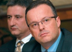 VLADIMIR FABER, bivši ravnatelj policije, nakon smjene je
promaknut u državnog tajnika i otada hrvatskim medijima ne smije davati intervjue