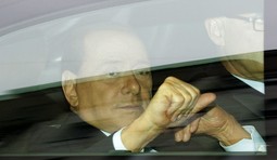 Silvio Berlusconi fotografiran pred Milanskim sudom (Reuters)