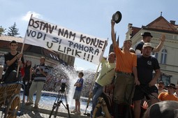Nezadovoljni prosvjednici blokirali su centar Đakova (Foto:Marko Mrkonjic/PIXSELL)