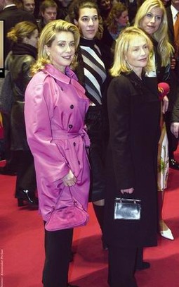 CATHARINE DENEVUE i ISABELLE HUPPERT samo su dvije od osam glumica iz hvaljenog francuskog filma "Osam žena" redatelja Francoisa Ozona koji je prema kritičarima bio glavni favorit festivala u Berlinu, ali se na kraju morao zadovoljiti nagradom glumic