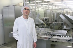 INŽENJER PREHRAMBENE TEHNOLOGIJE Vlado Maleš, voditelj Odjela otopina, u proizodnom pogonu Jadran - Galenskog laboratorija