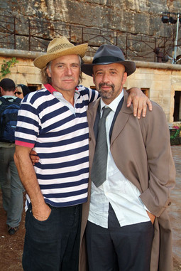 RADE ŠERBEDŽIJA, osnivač Ulysses teatra, sa  Sretenom  Mokrovićem, svojim nekadašnjim studentom, koji u predstavi glumi književnika Miroslava Krležu  