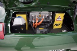 ZA RAZLIKU od klasičnih automobila koji imaju spremnike u koje točimo gorivo, na eRUF Roadster se
priključuje struja s posebne stanice koja puni baterije
ovog vozila