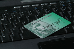 Prvi slučaj u kojem je nepoznati kupac u Hrvatskoj pokušao kupovati ukradenom American Express karticom otkriven je 15. Lipnja. Da je riječ o prijevari, posumnjali su zaposlenici tvrtke Propero, koja jedino preko Interneta prodaje različitu robu.