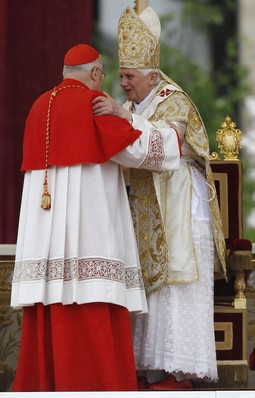 Kardinal Sodano i papa Benedikt XVI (Reuters)