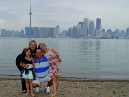 NAJVEĆI USPJEH Igor Štagljar sa suprugom Marijanom i kćerima  Larom i Lejom na obali jezera Ontario, preko puta Toronta u kojemu je doživio najveći profesionalni uspjeh