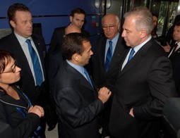 KATASTROFA U CARDIFFU Zoran Cvrk (u kutu lijevo) s predsjednikom HNS-a  Vlatkom Markovićem i premijerom Ivom Sanaderom