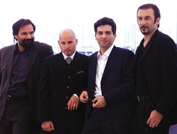 S GLUMAČKOM ekipom 'Ničije zemlje' na festivalu u Cannesu 2001.