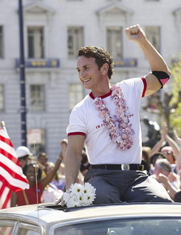 Sean Penn kao Harvey Milk, prvi homoseksualac izabran na političku funkciju u Kaliforniji, u filmu "Milk"