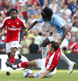 Emmanuel Adebayor u duelu s Van Persiejem