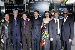 Na premijeri u New Yorku 14. srpnja 2008.: Chin Han, Michael Caine, Gary Oldman, Christian Bale, Maggie Gyllenhaal, Aaron Eckhart i Morgan Freeman